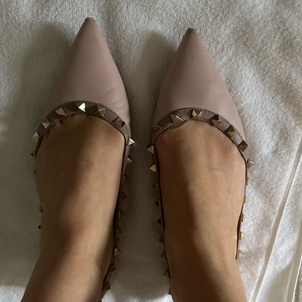 Valentino Garavani Rockstud Beige Leather Flats size 8